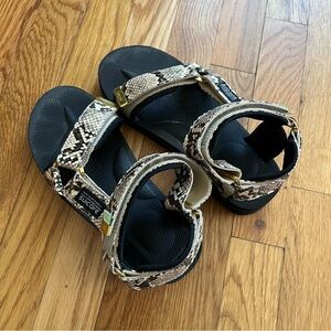 Suicoke DEPA-V2 flat sandals in beige snakeskin